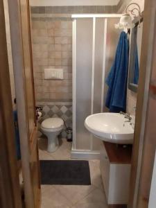 uma pequena casa de banho com WC e lavatório em Appartamento Semi-Interrato Masi em Torre dei Corsari