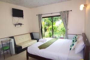 Postel nebo postele na pokoji v ubytování Phuket Airport Overnight Hotel