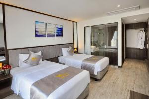 Postel nebo postele na pokoji v ubytování Ivy Hotel Nha Trang