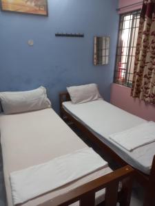 Parisha Residency- Temple Side Hotel客房内的一张或多张床位