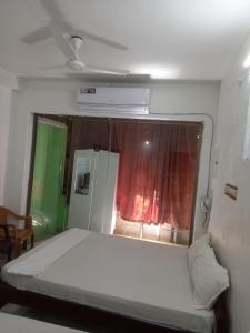 Parisha Residency- Temple Side Hotel客房内的一张或多张床位