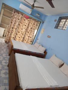 Parisha Residency- Temple Side Hotel客房内的一张或多张床位