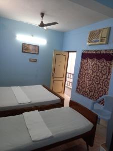 Parisha Residency- Temple Side Hotel客房内的一张或多张床位