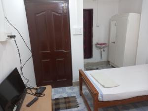 Parisha Residency- Temple Side Hotel的电视和/或娱乐中心