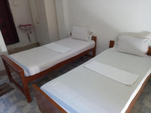 Parisha Residency- Temple Side Hotel客房内的一张或多张床位