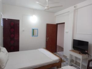 Parisha Residency- Temple Side Hotel的电视和/或娱乐中心
