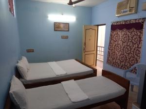 Parisha Residency- Temple Side Hotel客房内的一张或多张床位