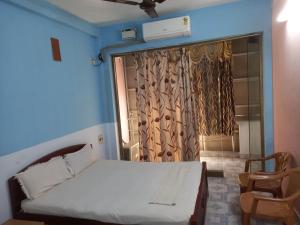 Parisha Residency- Temple Side Hotel客房内的一张或多张床位