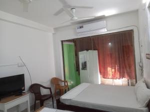 Parisha Residency- Temple Side Hotel客房内的一张或多张床位