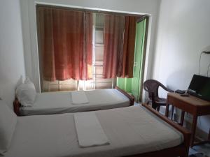 Parisha Residency- Temple Side Hotel客房内的一张或多张床位