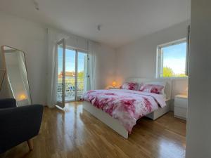biała sypialnia z łóżkiem i oknem w obiekcie Apartments Mali Ivo w Nin