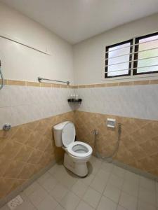 bagno con servizi igienici e finestra. di Villa Teratai 878 @ A'Famosa Resort a Kampong Alor Gajah