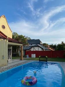 una grande piscina blu in un cortile di Villa Teratai 878 @ A'Famosa Resort a Kampong Alor Gajah