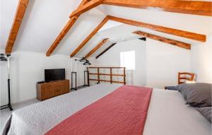 - une chambre avec un lit et une télévision dans l'établissement 2 Bedroom Amazing Home In Dubravica, à Dubravica