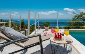 un patio avec une table et deux verres de vin dans l'établissement 2 Bedroom Amazing Home In Dubravica, à Dubravica