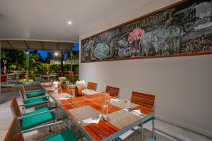 Ein Sitzbereich in der Unterkunft Mai Khaolak Beach Resort & Spa - TUIBLUE Mai Khaolak