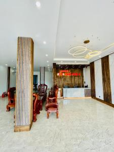 un vestíbulo con un montón de sillas y un mostrador en Khách sạn Sớm Phú Quý 2 - Phan Rang en Phan Rang