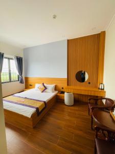 1 dormitorio con cama, mesa y TV en Khách sạn Sớm Phú Quý 2 - Phan Rang en Phan Rang