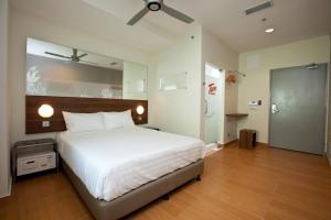 Tempat tidur dalam kamar di Tune Hotel – Kota Bharu City Centre