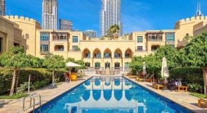 een gebouw met een zwembad voor een gebouw bij Phenomenal 1BR at Al Tajer E Downtown Dubai by Deluxe Holiday Homes in Dubai