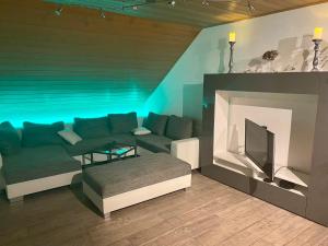 een woonkamer met een bank en een open haard bij Ferienwohnung mit Ausblick in Mömbris