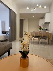 Lucky Continew Residence 1 Bedroom - TRX KL في كوالالمبور: غرفة معيشة مع طاولة وغرفة طعام