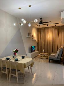 uma sala de estar com uma mesa e um sofá em Lucky Continew Residence 1 Bedroom - TRX KL em Kuala Lumpur