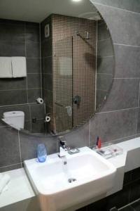 uma casa de banho com um lavatório e um espelho em Hotel Damansara Perdana - Q em Petaling Jaya