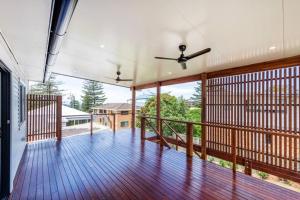 BAY PROPERTIES . Zephyr的阳台或露台