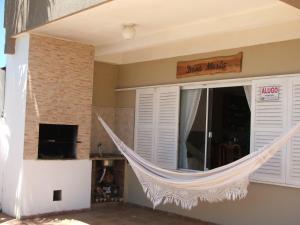 伊塔佩馬的住宿－多納瑪塔度假屋，挂在窗边的房间里吊床
