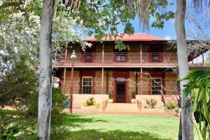 una gran casa de ladrillo con techo rojo en Eccles - Rustic style accommodation with Mod Cons, en Hoddy Well