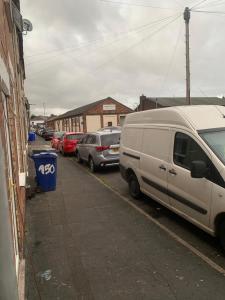 een wit busje geparkeerd aan de kant van een straat bij Budget house with wifi and parking close to amenities in Burton upon Trent
