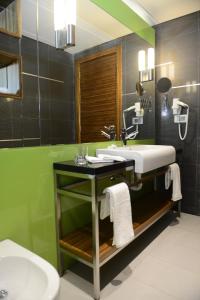 Koupelna v ubytování Warwick Stone 55 Hotel Beirut