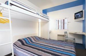 Voodi või voodid majutusasutuse hotelF1 Saint Etienne Est La Grand Croix toas