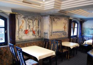 ザンクト・アントン・アム・アールベルクにあるLangley Hotel Rendlhofのダイニングルーム(テーブル付)