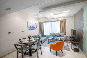 salon ze stołem i kanapą w obiekcie City Premiere Hotel Apartments - Dubai w Dubaju