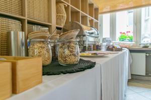 eine Küchentheke mit Lebensmittelgläsern darauf in der Unterkunft Hôtel Le Petit Poète in Echternach