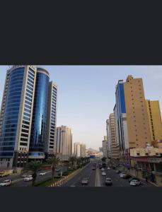 une autoroute dans une ville avec de grands bâtiments dans l'établissement دار بنيان 2, à Al Khansāk