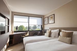 Cama ou camas em um quarto em Crowne Plaza Geneva by IHG