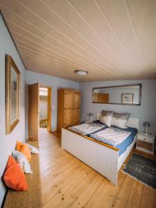 1 dormitorio con 1 cama grande en una habitación en Ferienwohnung Storchennest, en Volkach