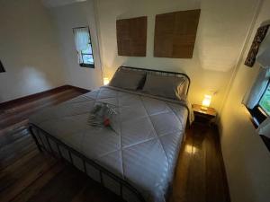 a bedroom with a large bed in a room at Vanara Bungalows in Ban Bang Bao