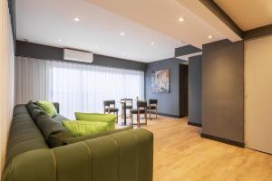 a living room with a green couch and a table at Clayton Buenos Aires in Buenos Aires