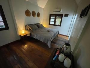 an overhead view of a bedroom with a bed at Vanara Bungalows in Ban Bang Bao