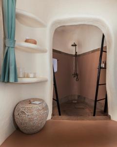 um quarto com um corredor com prateleiras e um cesto em Olarro Plains em Masai Mara
