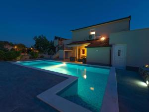 Bazén v ubytování Luxury Villa Surrounded by Greenery nebo v jeho okolí + 31 fotografií