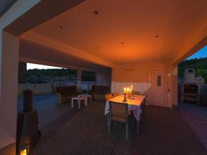uma sala de estar com uma mesa com velas em Fantastic villa in Ugljane with private pool em Ugljane