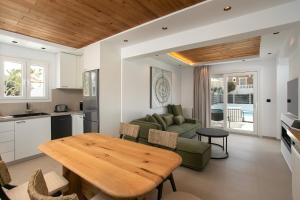 cocina y sala de estar con techo de madera en Amelia villas Naxos en Naxos