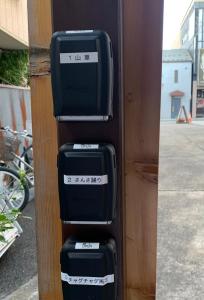 três malas empilhadas umas em cima das outras em Buchoho No Yado Morioka em Morioka