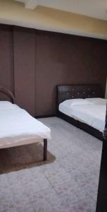 拿篤的住宿－Tabin Lodge，客房设有两张床,铺有瓷砖地板。