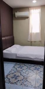 1 dormitorio con cama, ventana y alfombra en Tabin Lodge, en Lahad Datu
